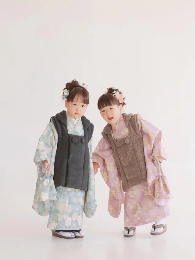双子ちゃんの七五三！スタジオにある色違いのお着物を着こなしてくれました🫶🏼

#lifestudio  #ライフスタジオ #ライフスタジオ国分寺 #photoshoot #kidsportraits #277121 #子供写真館 #子供写真スタジオ　#フォトスタジオ　#キッズフォトスタジオ #記念写真　#フォトスタジオ　#おしゃれフォトスタジオ　#双子コーデ