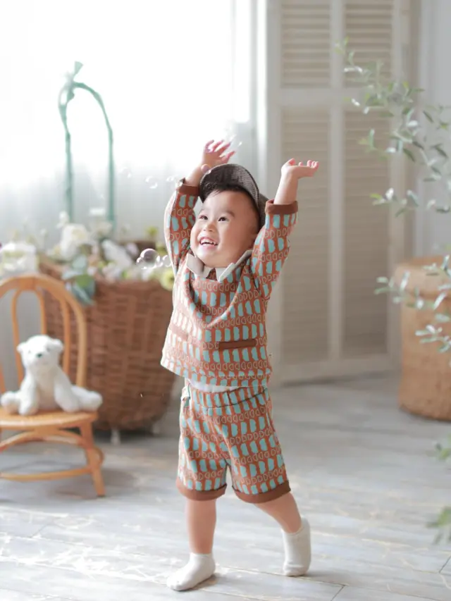 こんなキラキラの表情でシャボン玉を追いかけてくれました🫧
全身を使って捕まえようとしてるのが可愛い…

#lifestudio  #ライフスタジオ #ライフスタジオ国分寺 #photoshoot #kidsportraits #257507 #子供写真館 #子供写真スタジオ　#フォトスタジオ　#キッズフォトスタジオ #記念写真　#フォトスタジオ　#おしゃれフォトスタジオ