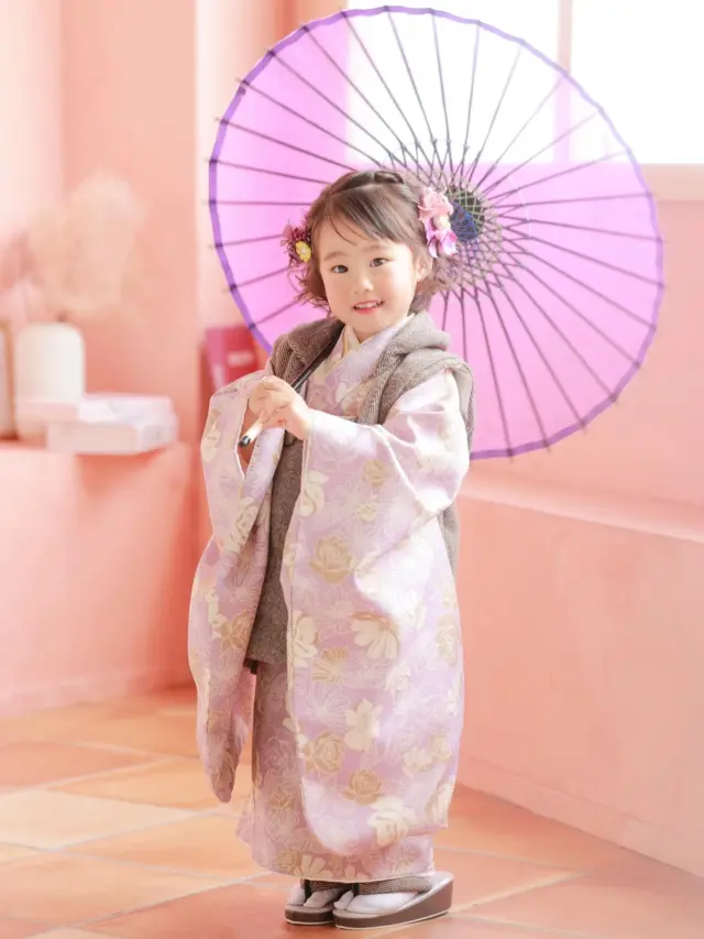 紗の番傘は国分寺こだわりのアイテムです🌿とっても上手に持ってくれました☺️

#lifestudio  #ライフスタジオ #ライフスタジオ国分寺 #photoshoot #kidsportraits #303283 #子供写真館 #子供写真スタジオ　#フォトスタジオ　#七五三　#キッズフォトスタジオ #記念写真　#フォトスタジオ　#おしゃれフォトスタジオ