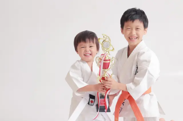 お兄ちゃんお揃いの道着をママが作ってきてくれました！お兄ちゃんのトロフィーを持ってニコニコショット！なんだか弟くんも一緒に賞を取ったような誇らしい表情がなんとも良いです😊

#lifestudio  #ライフスタジオ #ライフスタジオ国分寺 #photoshoot #kidsportraits #248764 #子供写真館 #子供写真スタジオ　#フォトスタジオ　#キッズフォトスタジオ #記念写真　#フォトスタジオ　#おしゃれフォトスタジオ　#きょうだい写真 #兄弟コーデ