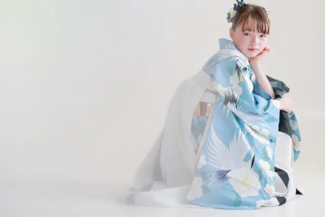 ハーフ成人式の青の鶴柄の素敵なお着物です。
鶴の鳴き声は天まで届くとされていて、天と人を繋ぐ存在とも言われているそうです。そんな話を聞くとより一層、素敵に見える気がします。

#lifestudio  #ライフスタジオ #ライフスタジオ国分寺 #子ども写真館 #ハーフ成人式　199471