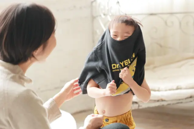 2歳記念で来てくれました！ありのままの姿を…ということで、こんなお着替えシーンも！
「よーーいしょっ！」と出てきたら、あれっ？と可愛い2枚目になりました笑

#ライフスタジオ　#lifestudio #ライフスタジオ国分寺 #子ども写真館 285155