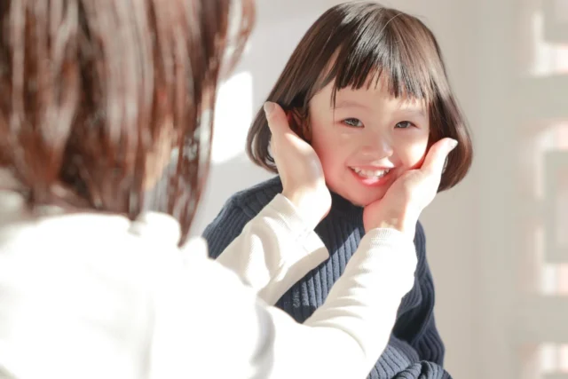 ママの手に包まれて、とっても嬉しそう🫶🏼

#lifestudio  #ライフスタジオ #ライフスタジオ国分寺 #子ども写真館 #家族写真