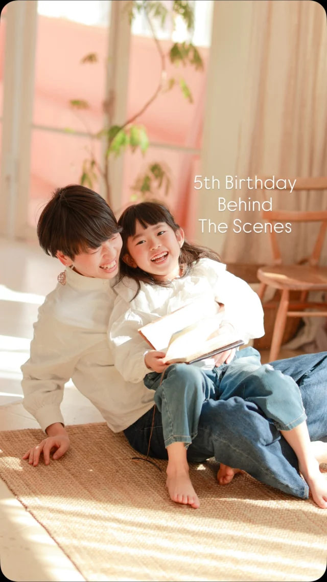 スタッフの家族撮影の裏側大公開！✨

ライフスタジオ国分寺店のカメラマン丹生です！
いつもご家族の記念写真をたくさん撮っていますが、そういえば、私と子どもの2ショットって全然ないよな？
ということで、久々に撮影をしてもらいました！

スマホの写真フォルダを遡ると、そこには子どもの写真や動画がたくさん。
そして驚くほど少ない私との2ショット。
たまに2ショットがあっても、スマホのインカメラの自撮りのみ。

自分を撮って欲しいわけではないけれど、子どもと一緒に楽しそうにしている姿は欲しいという葛藤。

そして意を決して撮影へ！
5歳ともなると、恥ずかしさもあり、逃げるし言うことも聞かず…冷や汗ダラダラの撮影…
期待と不安を胸に、仕上がった写真を見せてもらうと、思わず涙が出てしまいました。
「私が子どもと一緒にそこにいる」という事実がこんなにも嬉しいなんて。
この時期の私と子どもの関係性というのは、言葉では表現しがたいけれど、写真に全てが込められていていました。

いつか子どもが大きくなった時、この写真を見て「お母さんとこんな風に笑い合っていたんだ」と感じてほしいです。
これからは、より一層の想いを込めて、目の前のご家族の「今」に向き合っていきたいです。

#lifestudio  #ライフスタジオ #ライフスタジオ国分寺 #写真スタジオ #誕生日記念