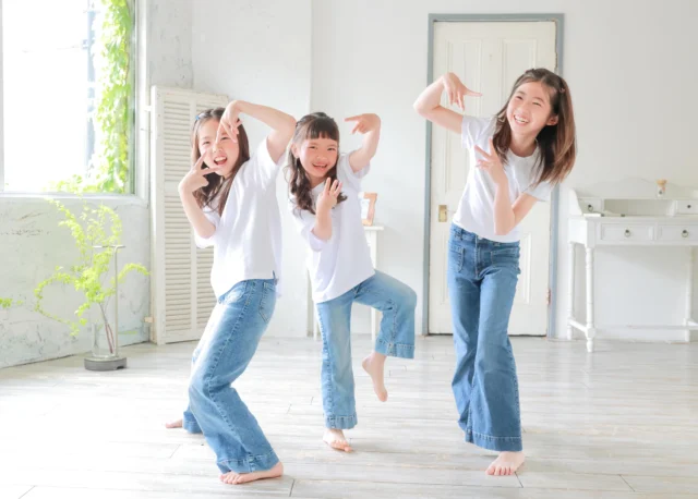 元気ハツラツな3姉妹！イェェーイ‼︎とみんなでイケてるポーズをしてくれました😎✨

#lifestudio  #ライフスタジオ #ライフスタジオ国分寺 #写真スタジオ #誕生日記念 200050