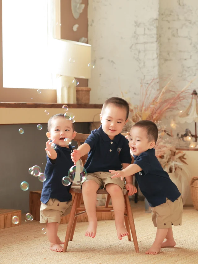 3つ子ちゃんの様にお兄ちゃんと双子に弟くんたち！シャボン玉をしたら、それぞれとっても可愛い表情で、とても楽しそうに遊んでくれました😆かわいすぎます。。

#lifestudio  #ライフスタジオ #ライフスタジオ国分寺 #写真スタジオ #3兄弟 314851
