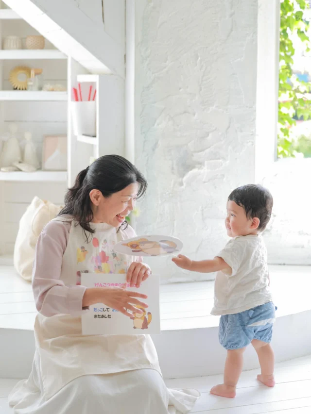 親子サイン教室を開催しました🌿
.
.
こんにちは！国分寺店の丹生です。
めちゃめちゃ暑い日々が続きますね☀️
先日、国分寺店初となる親子サイン教室を開きました！
たくさんのご応募ありがとうございました✨
久々のイベント開催になるので、当日は私も椎葉もドキドキして準備しておりました…😎
みなさんをお迎えして、とても和やかな雰囲気でイベントが始まり、とっっっても癒される時間となりました🌿
参加者の親子さんたちは、以前国分寺店に来ていただいたことがある方や、初めてスタジオに来ていただく方、これから撮影に来てくれる方など様々。
今回の親子サイン教室では、親子サインの伝え方や、さまざまな生活のサインなど、ママさんにお伝えすることが多い内容だったので、赤ちゃんたちにはのびのびと自由にリラックスして過ごしてもらってました👶
赤ちゃん同士が交流して赤ちゃん会議が開かれたり、それもまたとても癒される瞬間に…
今回講師をしていただいた幸子先生(@babymam.shiawasetsumugi )からは、赤ちゃんの「追視」(目の前で動くモノや人を追いかける動き)のお話があり、あまり早すぎる動きだと赤ちゃんが目で追いきれないという話もあり、私たちにも勉強になるポイントがたくさんでした。
なにより「赤ちゃんの伝えたいことをママが受け止めてあげる」ということがとても大切なことだということを学びました。
.
.
今回とても好評だったので、9月初旬に「親子サイン教室」開催予定です！
8月5日頃に告知&募集予定です🌼
ぜひ興味ある方はご応募お待ちしております💡