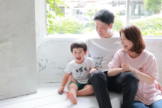 お持ち込みのTシャツで家族写真！みーんないい笑顔😆
食事風景も100点満点の食べ方で、カメラマンのシャッターをついつい切りすぎてしまいました笑

#ライフスタジオ　#家族写真　#食事中 #子ども写真館 #ファミリーフォト 303103