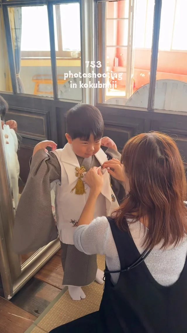 支度中もかわいい3歳七五三👘
楽しそうな笑顔がたまらない！
七五三おめでとう👘
#ライフスタジオ国分寺 #ライフスタジオ #七五三 #3歳七五三 #七五三前撮り

※こちらの着物はお持ち込みです👘